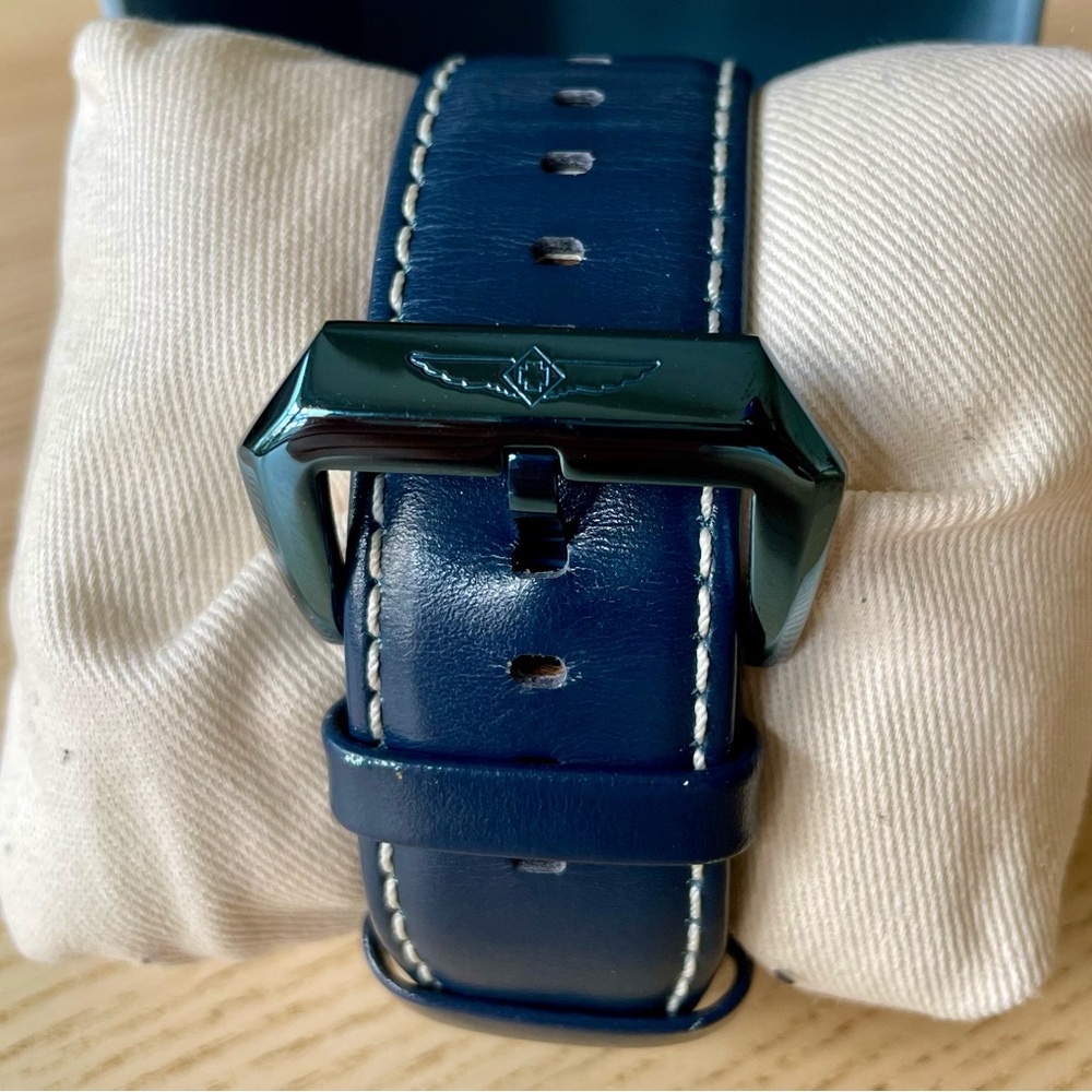 Unique Invicta Square Watch, Model 29824 - Picture 2 of 8